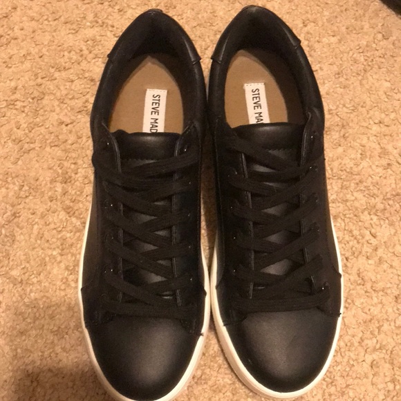 Black tennis shoes - Picture 1 of 1